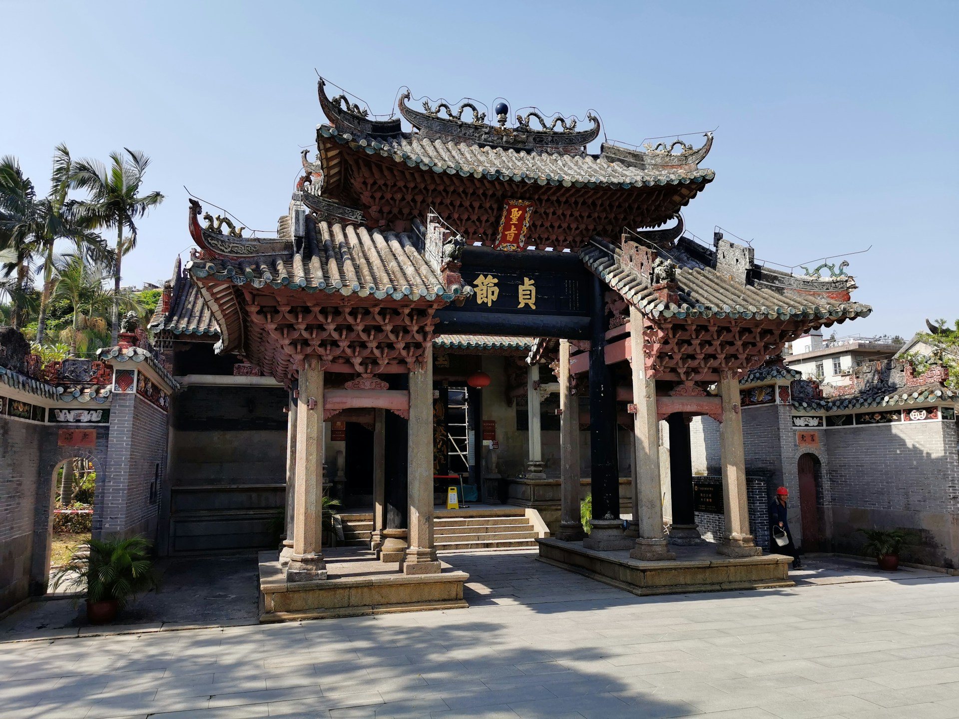 gray computer monitor