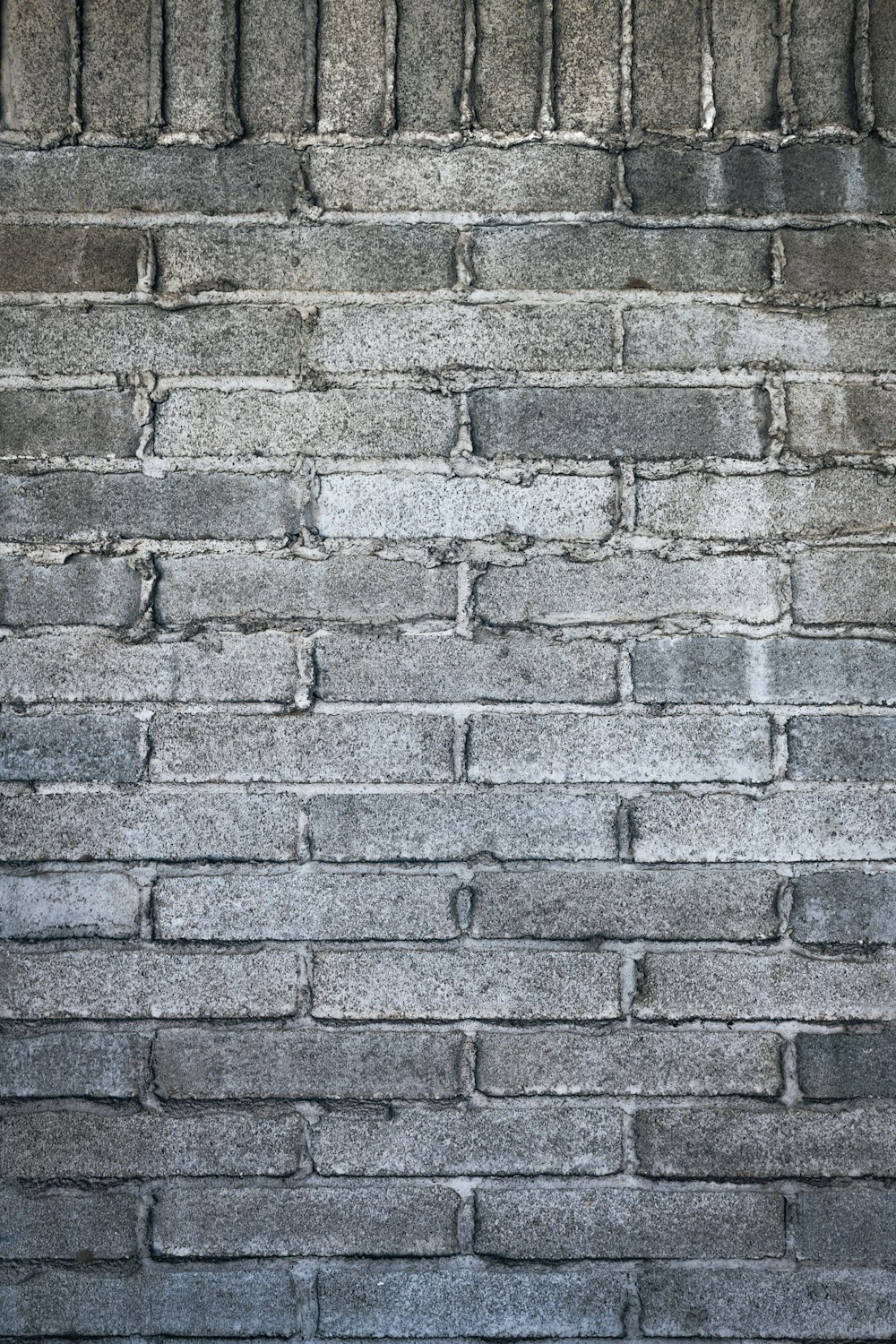 茶色と灰色のレンガの壁