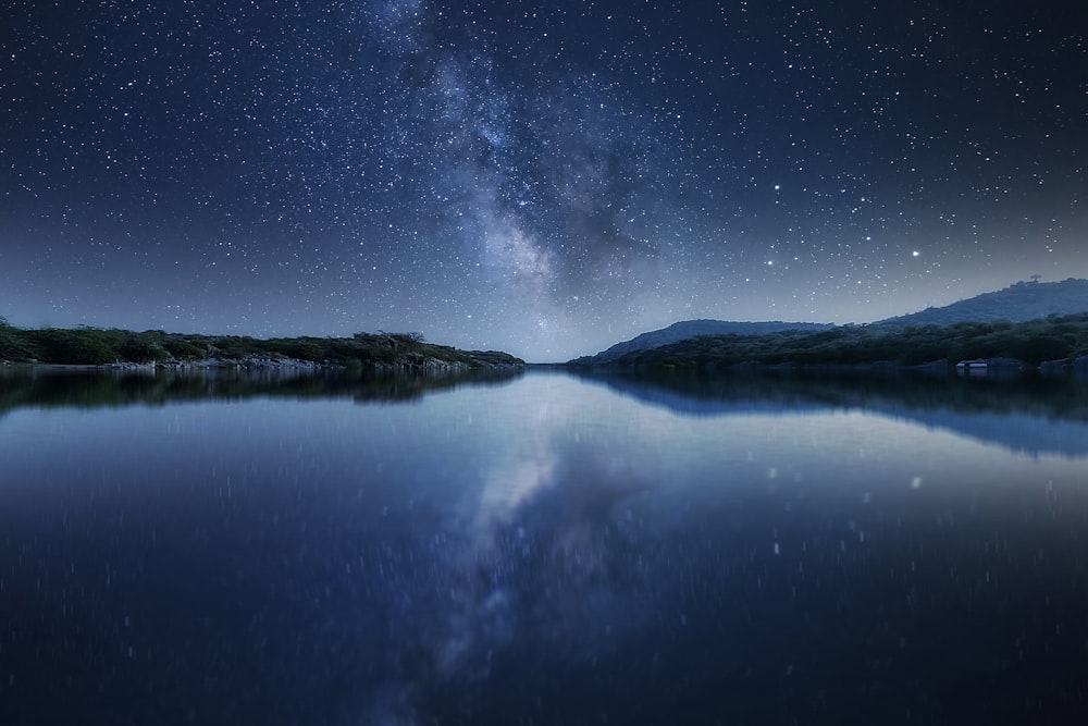 星空の下の水域