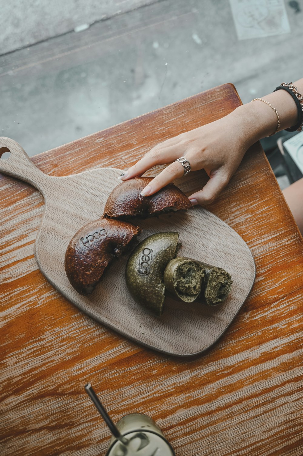 Person mit braunem Holzlöffel mit braunen und grauen Steinen