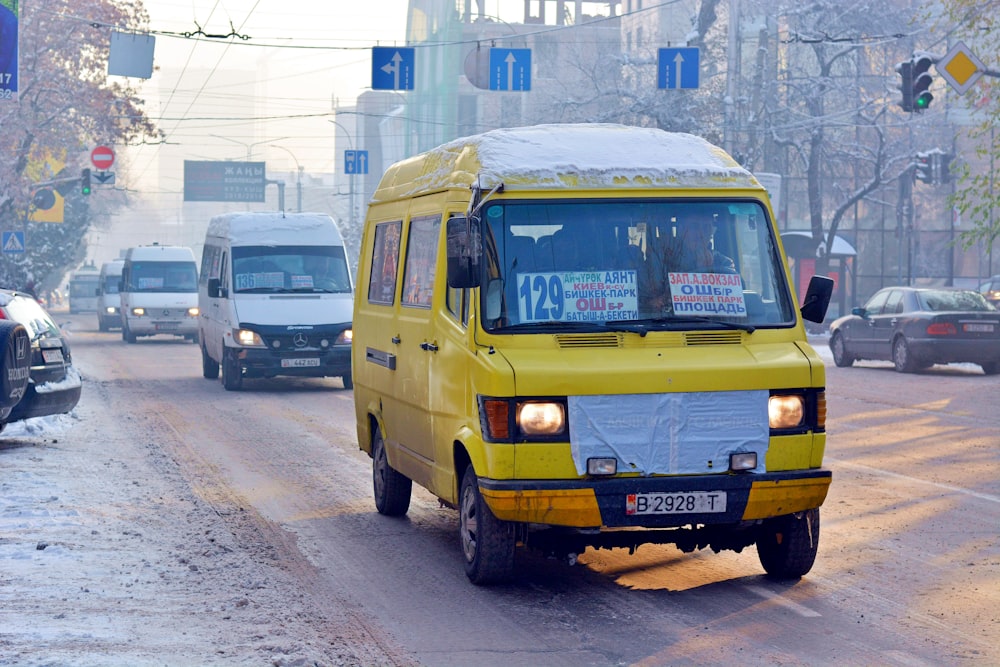 Furgoneta amarilla en carretera durante el día