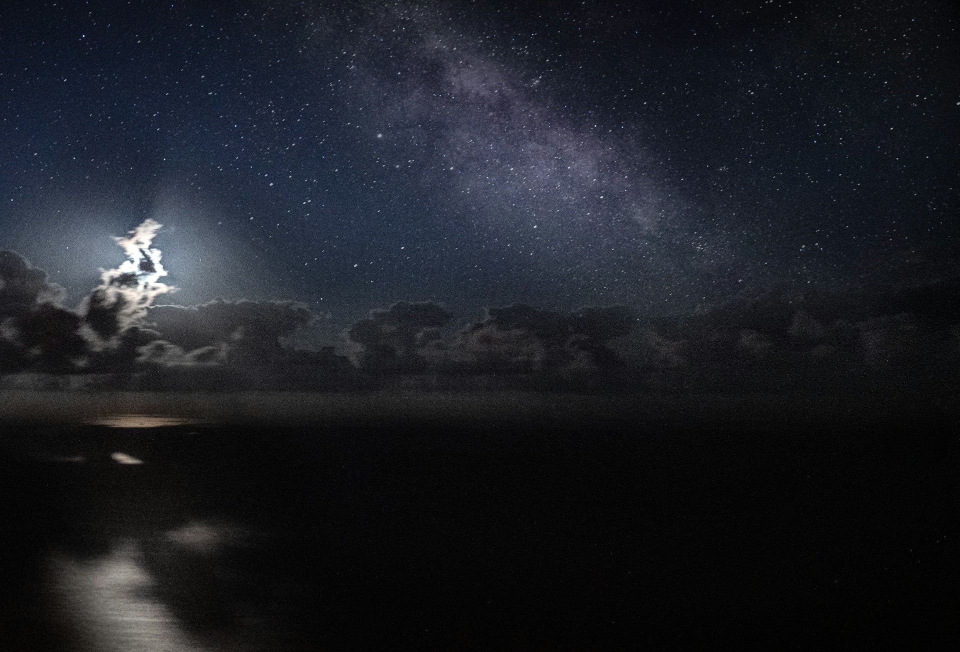 gray computer monitor