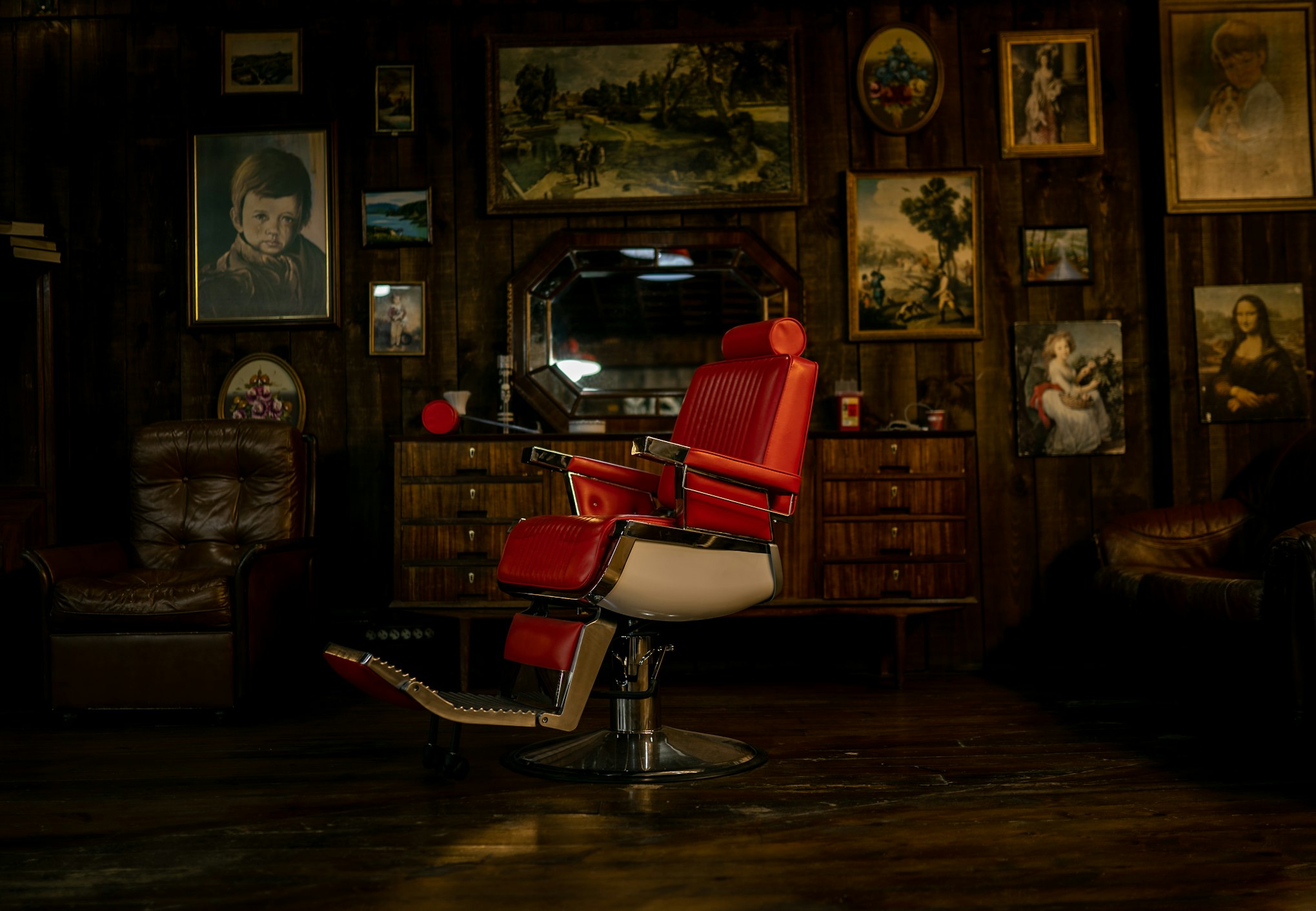 Barbería de lujo con sillón vintage y herramientas profesionales