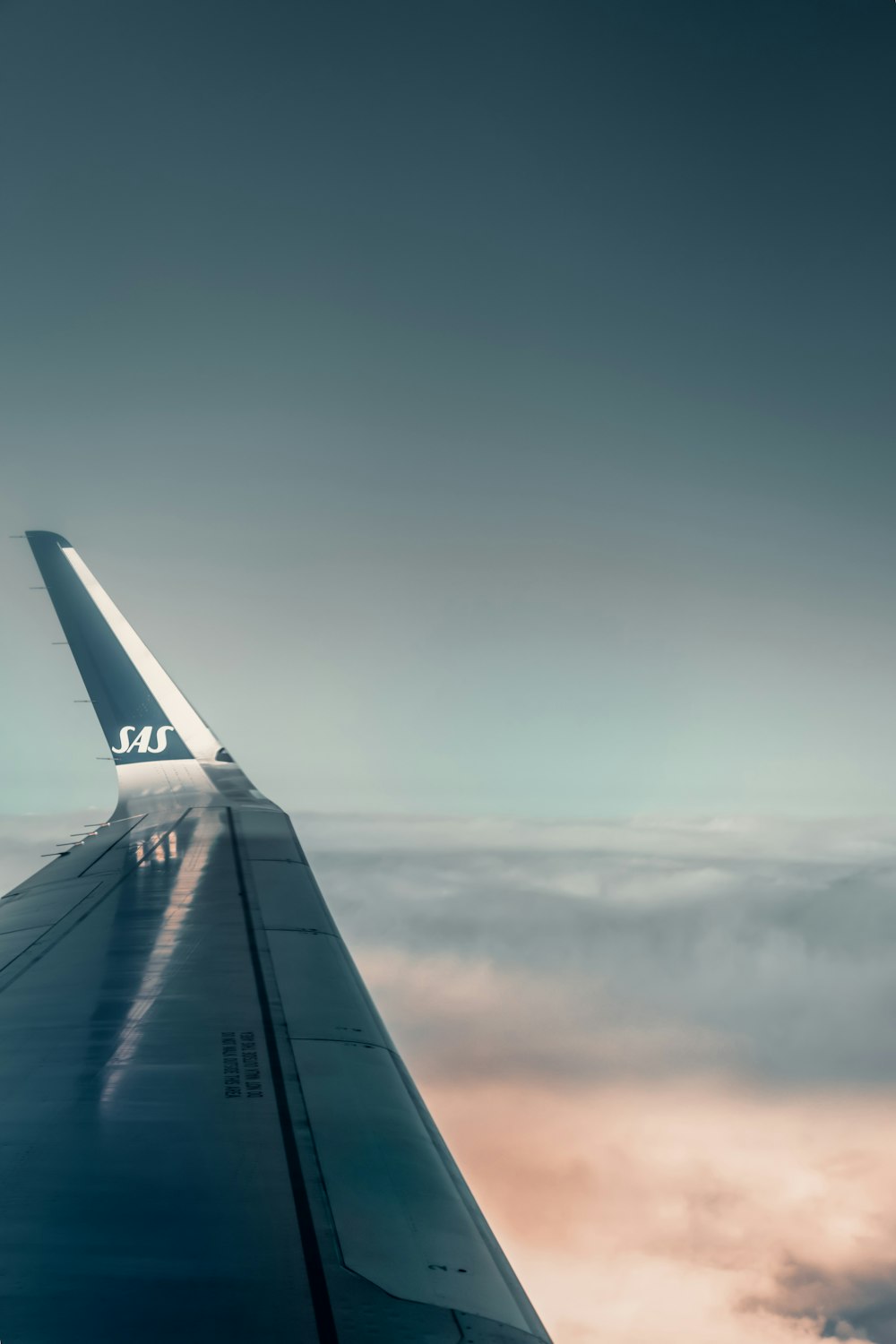 white and blue airplane wing during daytime