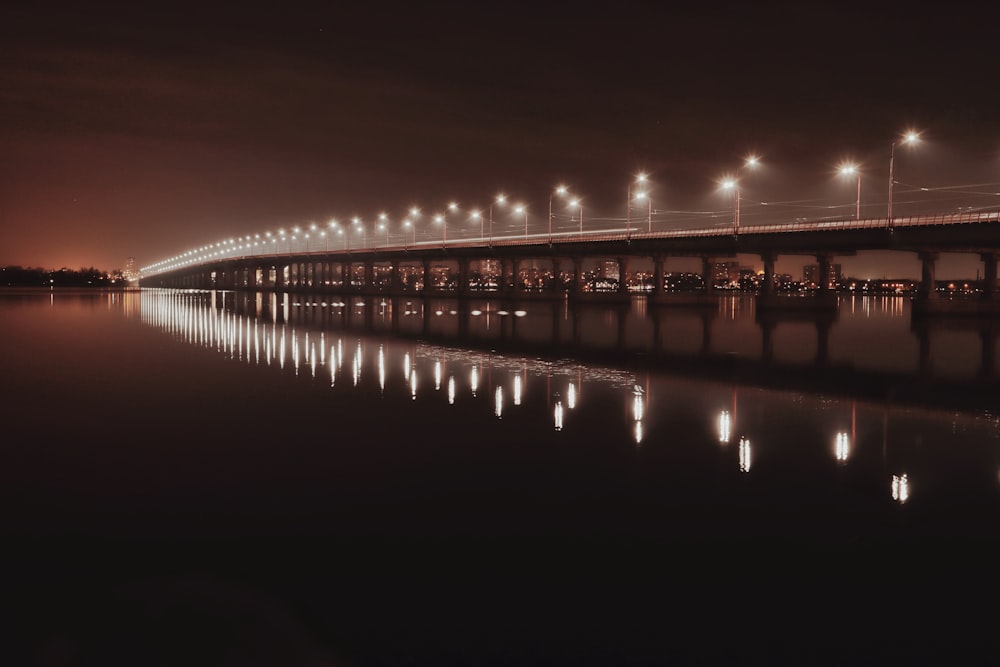 夜間の水上の橋