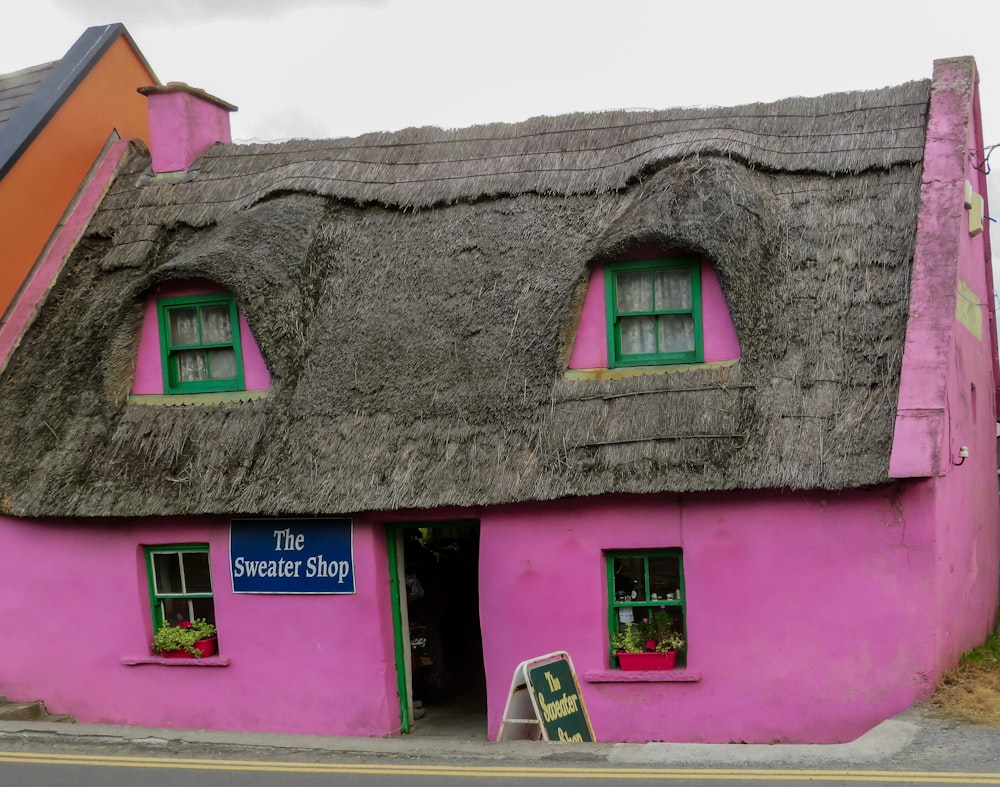 ピンクと茶色のコンクリートの家