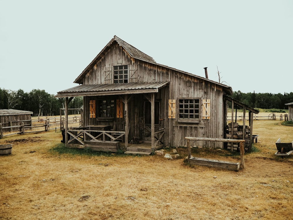 昼間の白い空に茶色の木造住宅