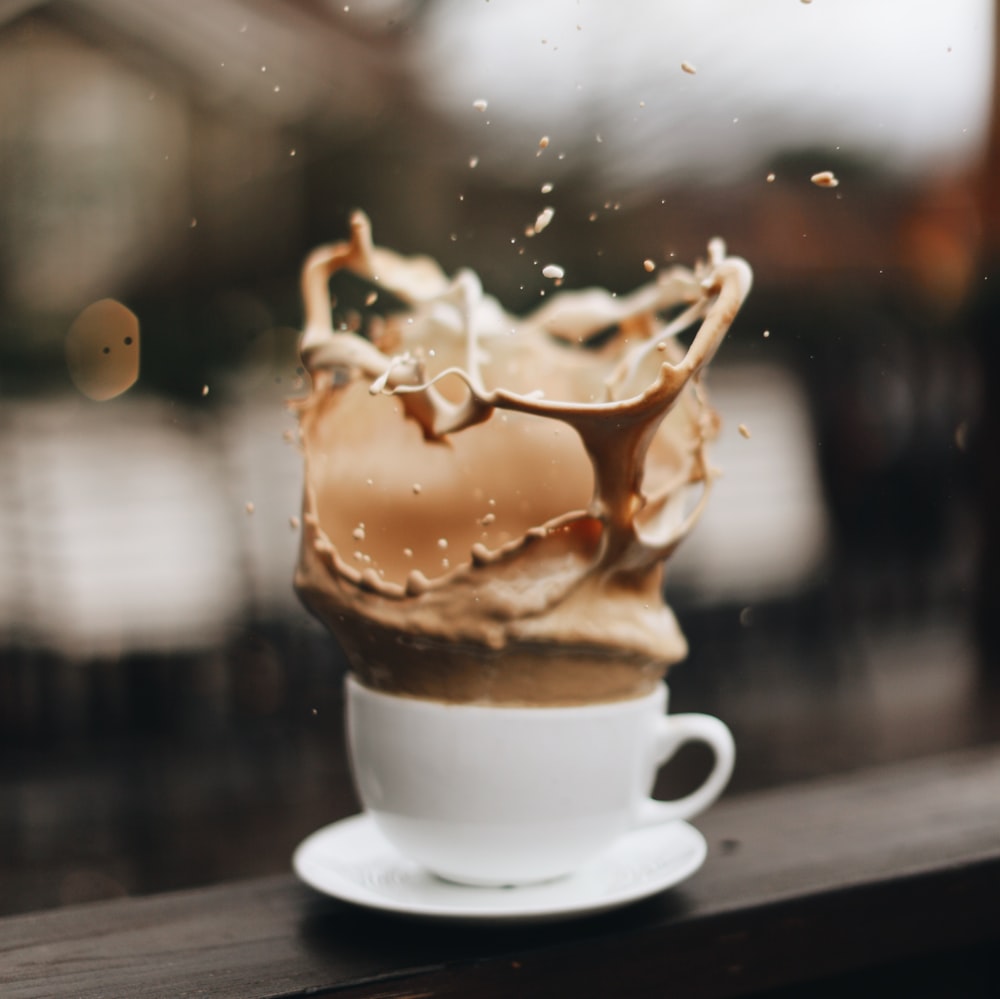 crème glacée dans une tasse en céramique blanche