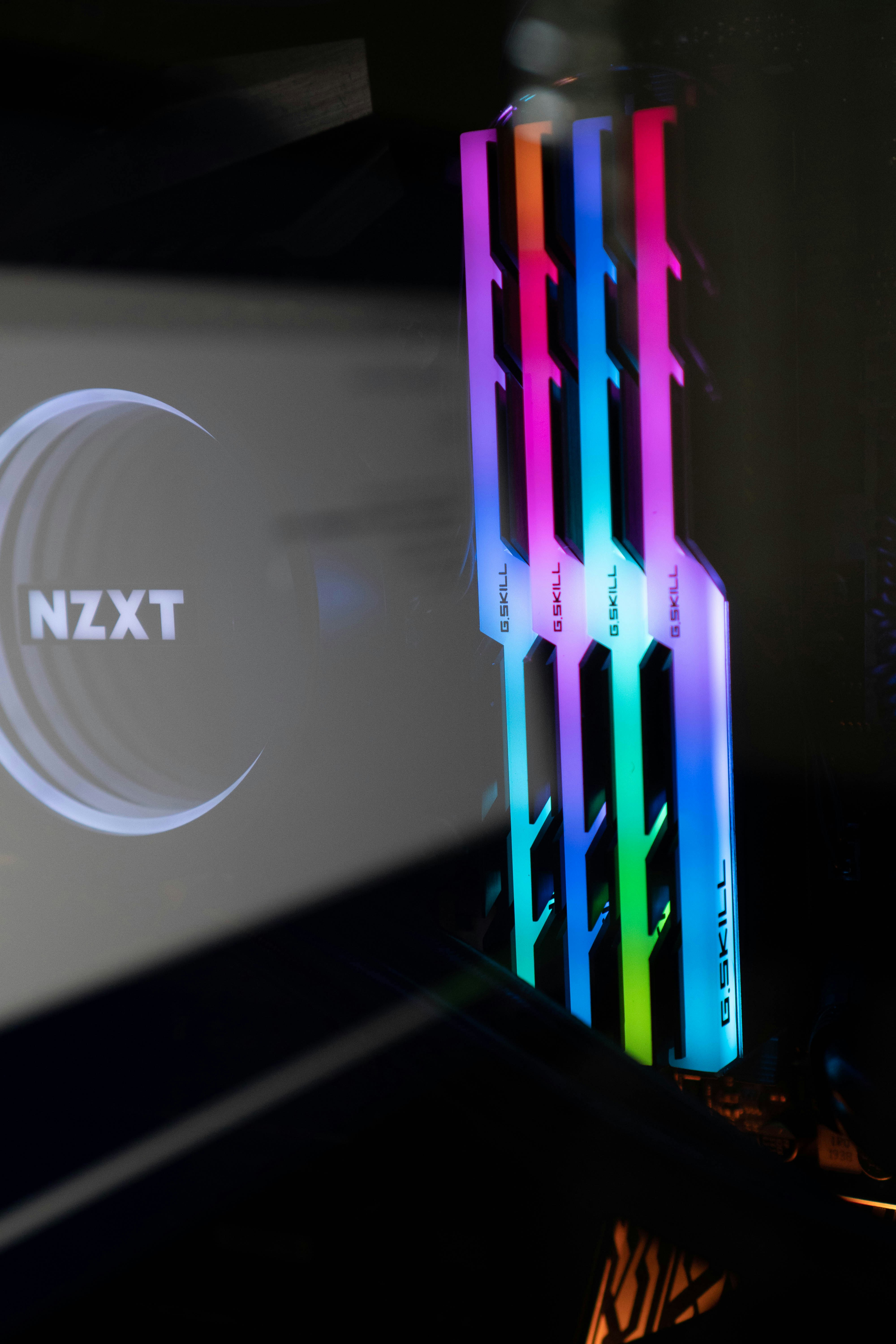 흰색 테이블에 흰색과 빨간색 상자