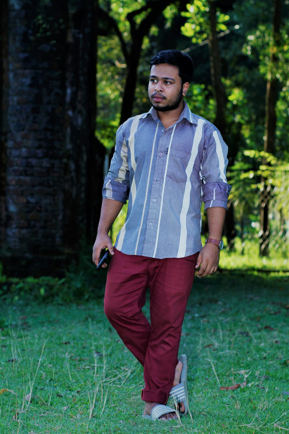 oleada presión Abuelo Foto hombre con camisa de vestir blanca y pantalón rojo parado en un campo  de hierba verde – Imagen Bangladesh gratis en Unsplash