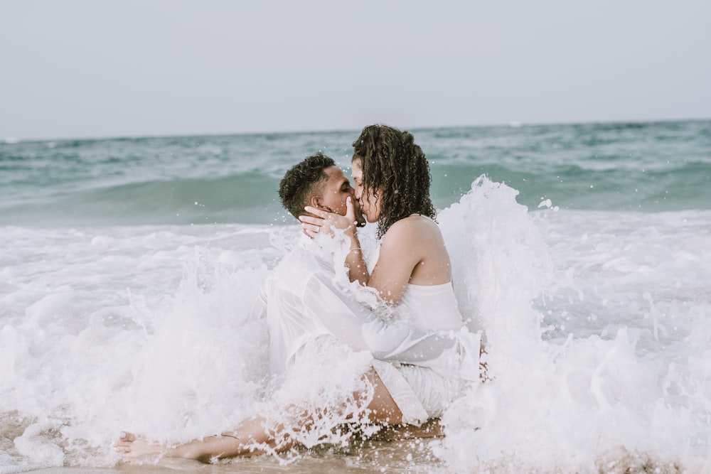pareja besándose en la playa durante el día