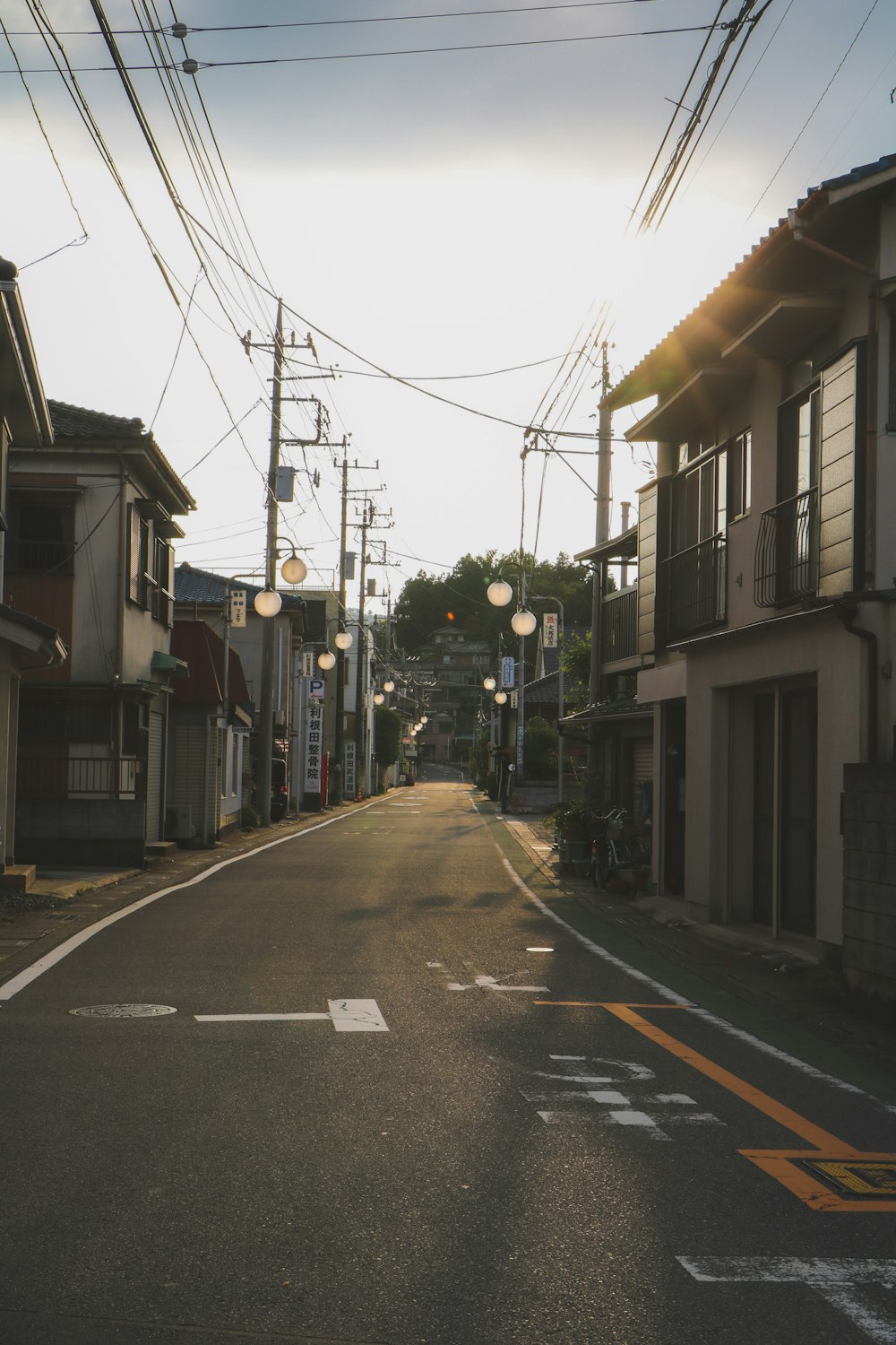 昼間の建物間の灰色のコンクリート道路