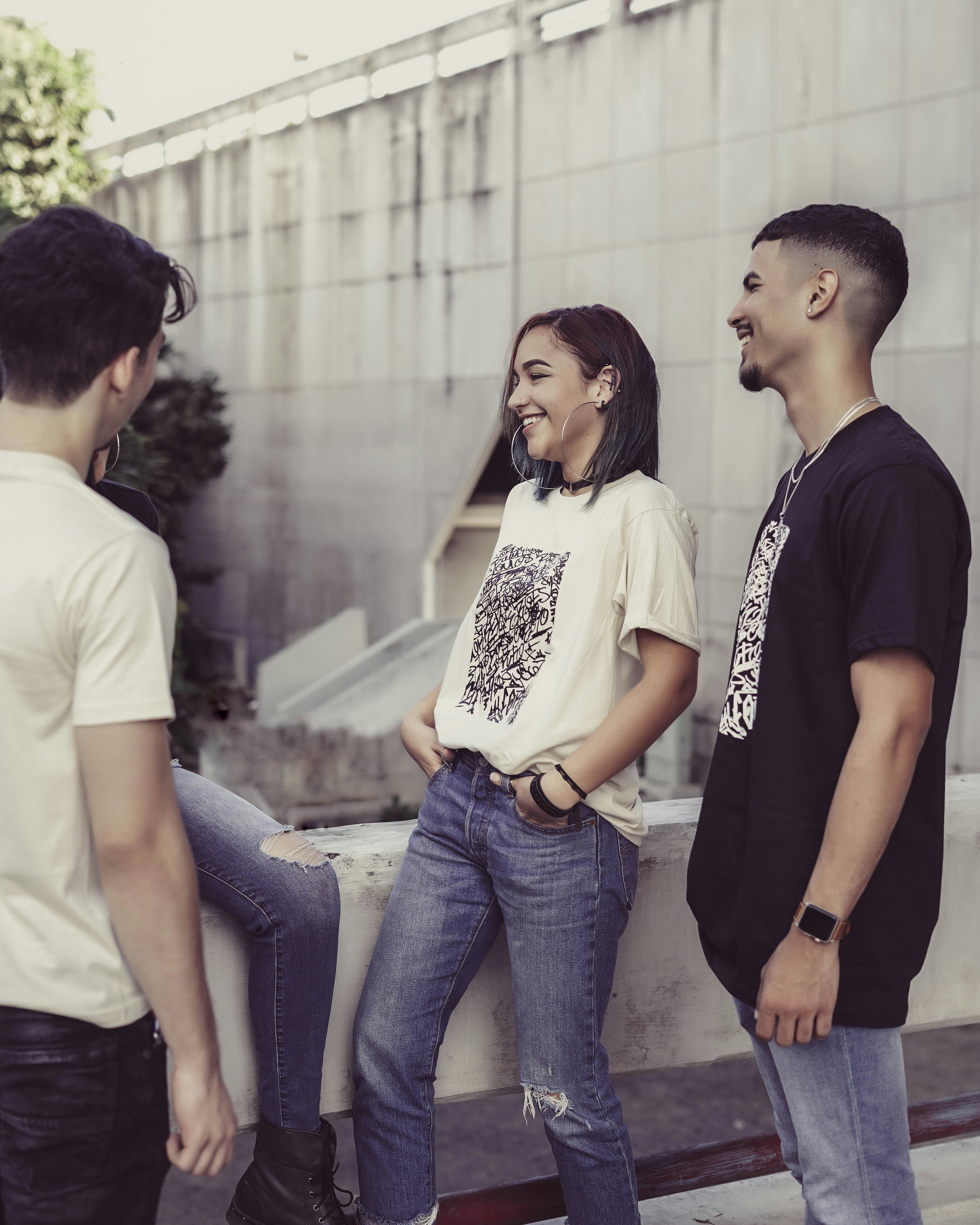 Pria dengan kaos leher kru hitam dan wanita dengan kaos putih