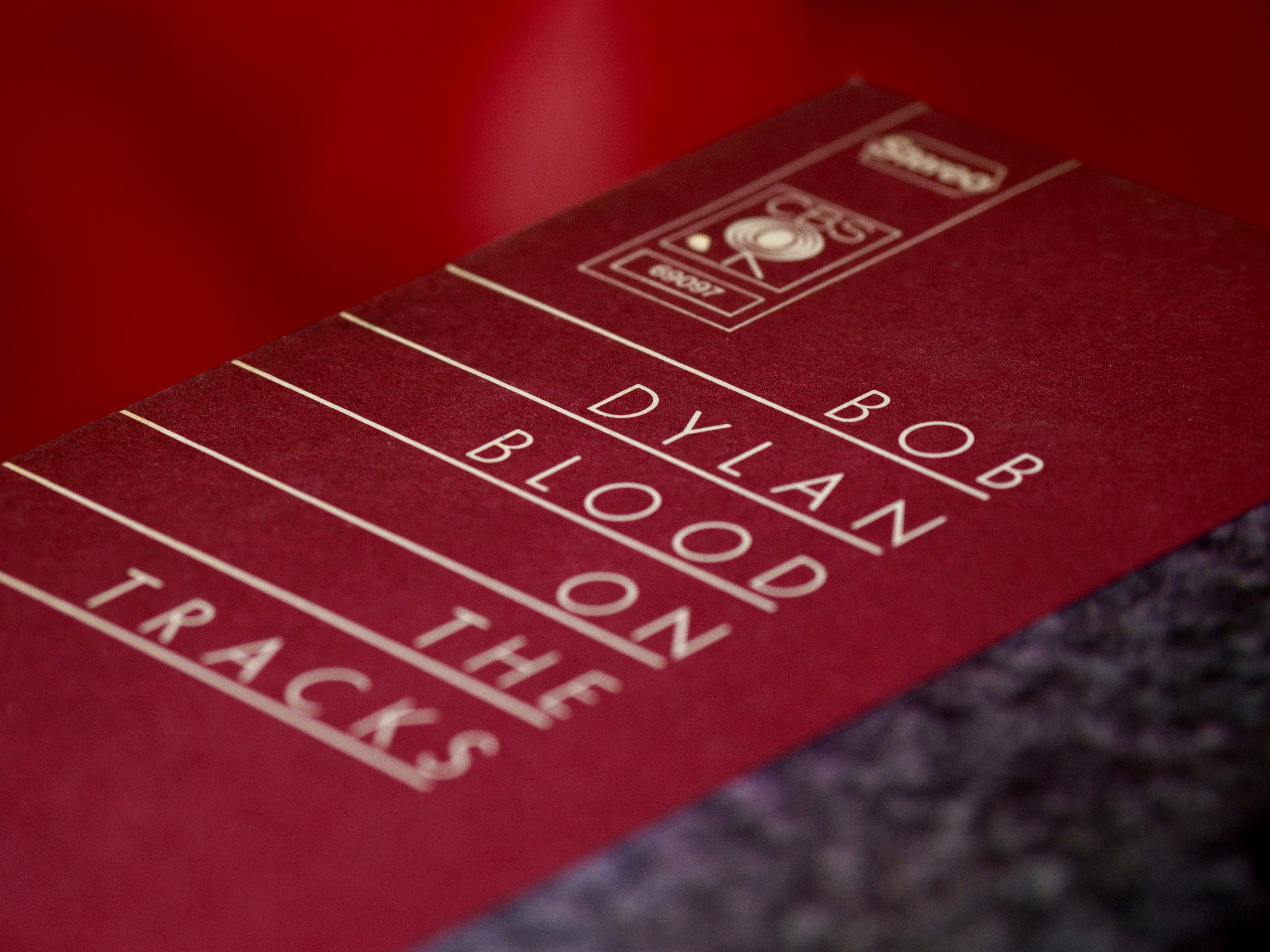 kotak berlabel merah dan putih
