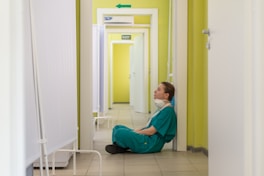 child in blue hoodie sitting on floor von Vladimir Fedotov (https://unsplash.com/@fedotov_vs)