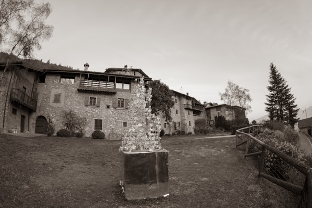 A serene image of the Casa da Freguesia de Escalhão building surrounded by nature.