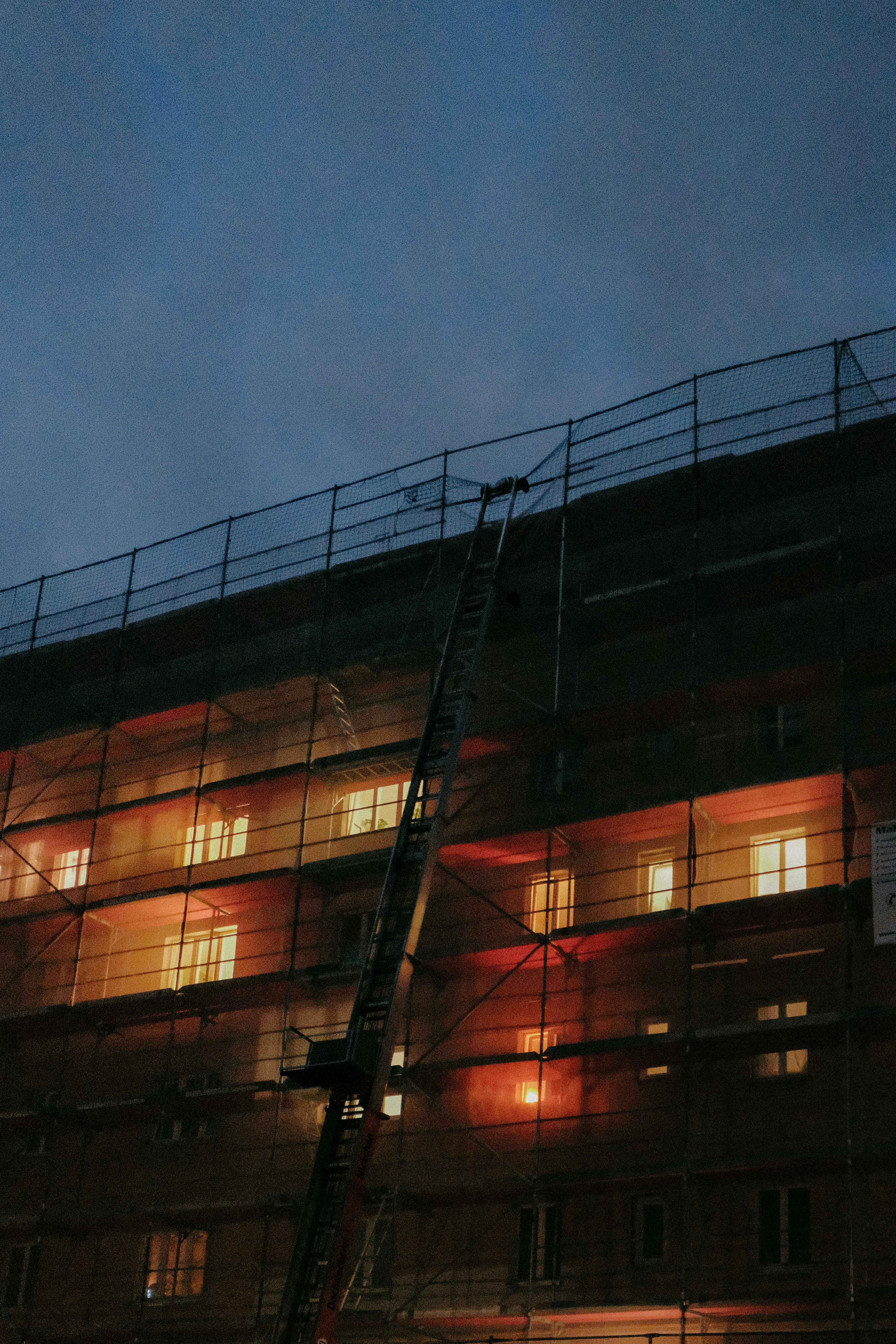 Braun-schwarzes Gebäude unter blauem Himmel