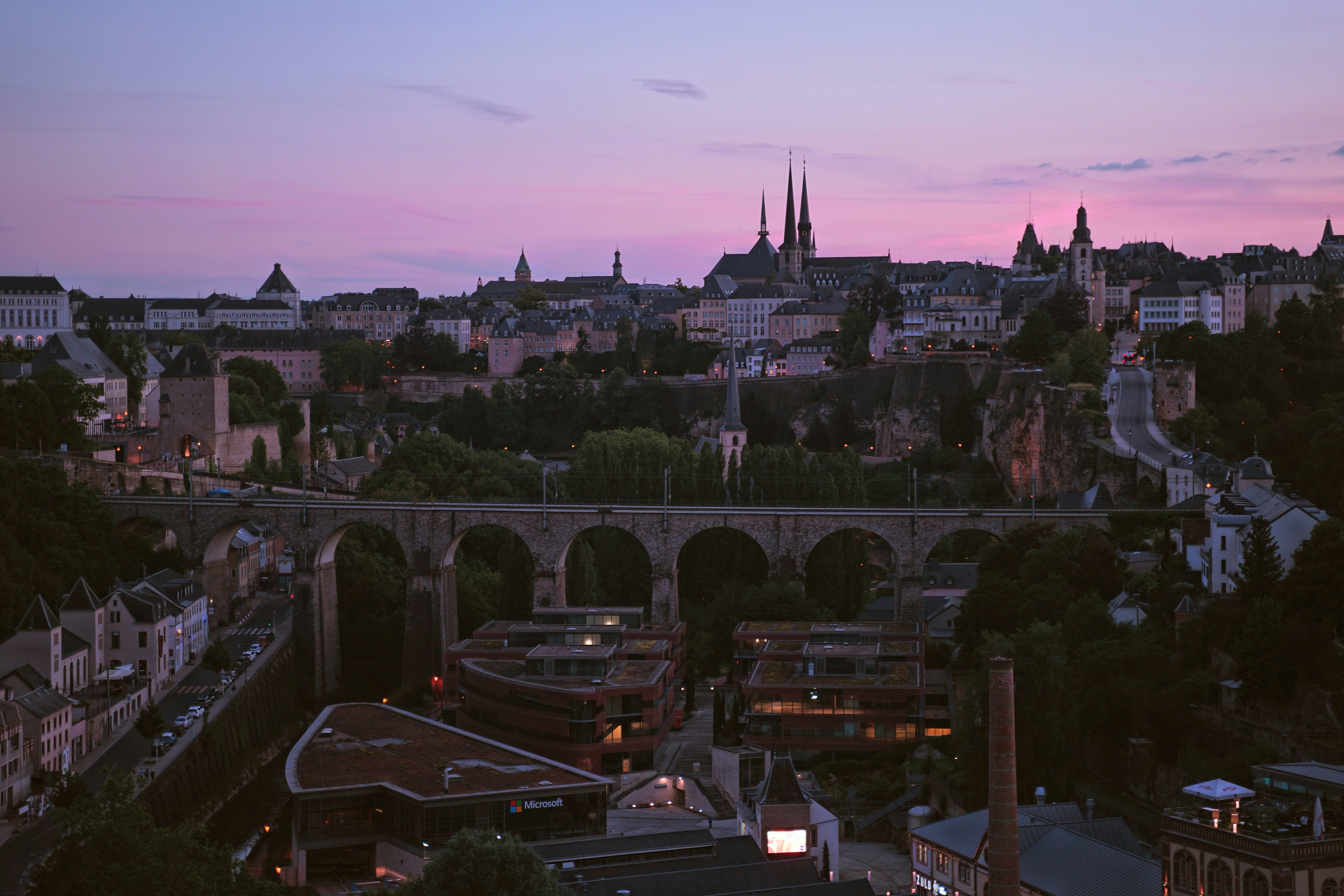 auto su strada sotto il ponte durante il giorno