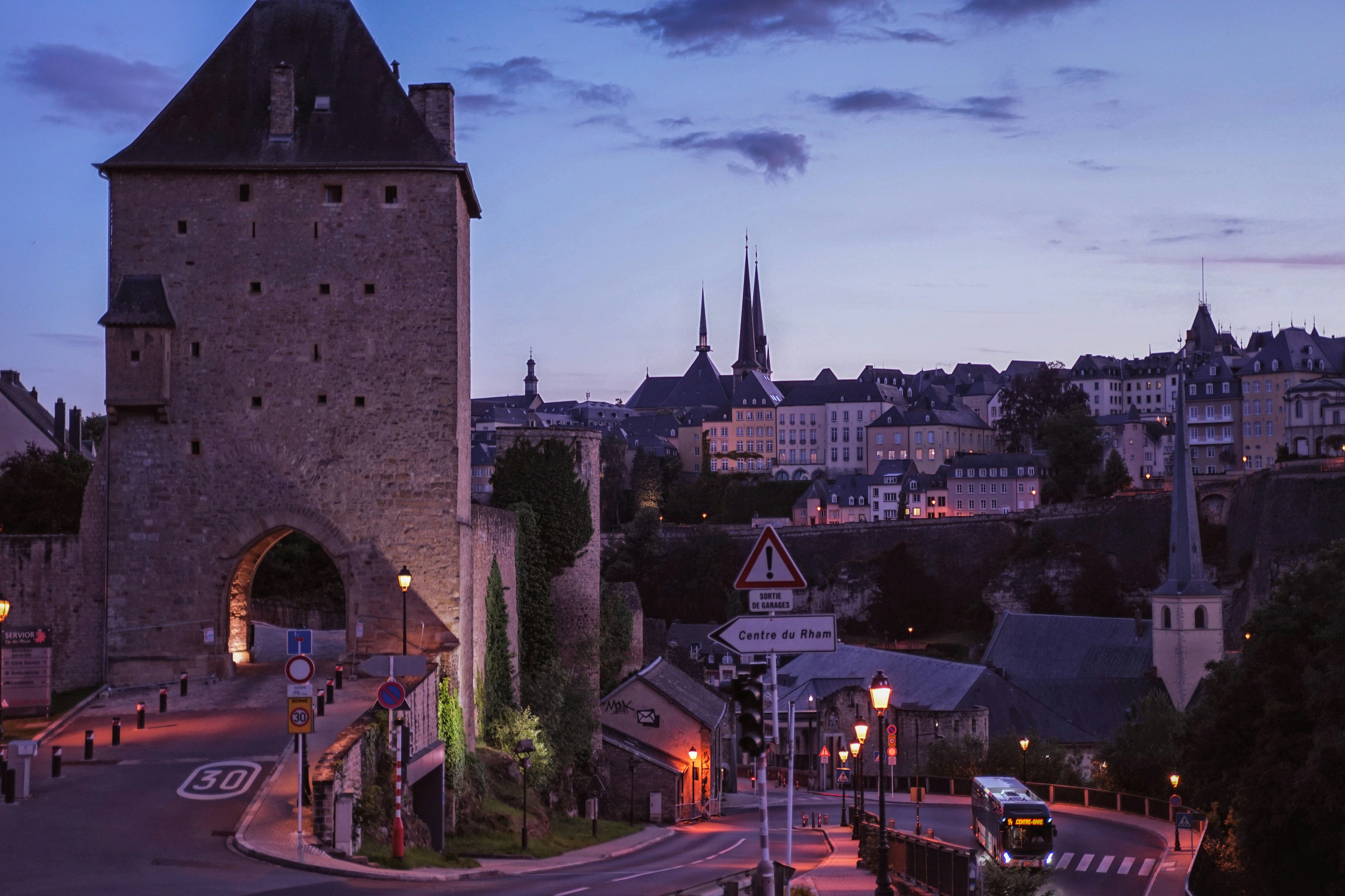 edificio in cemento grigio vicino alla strada durante la notte