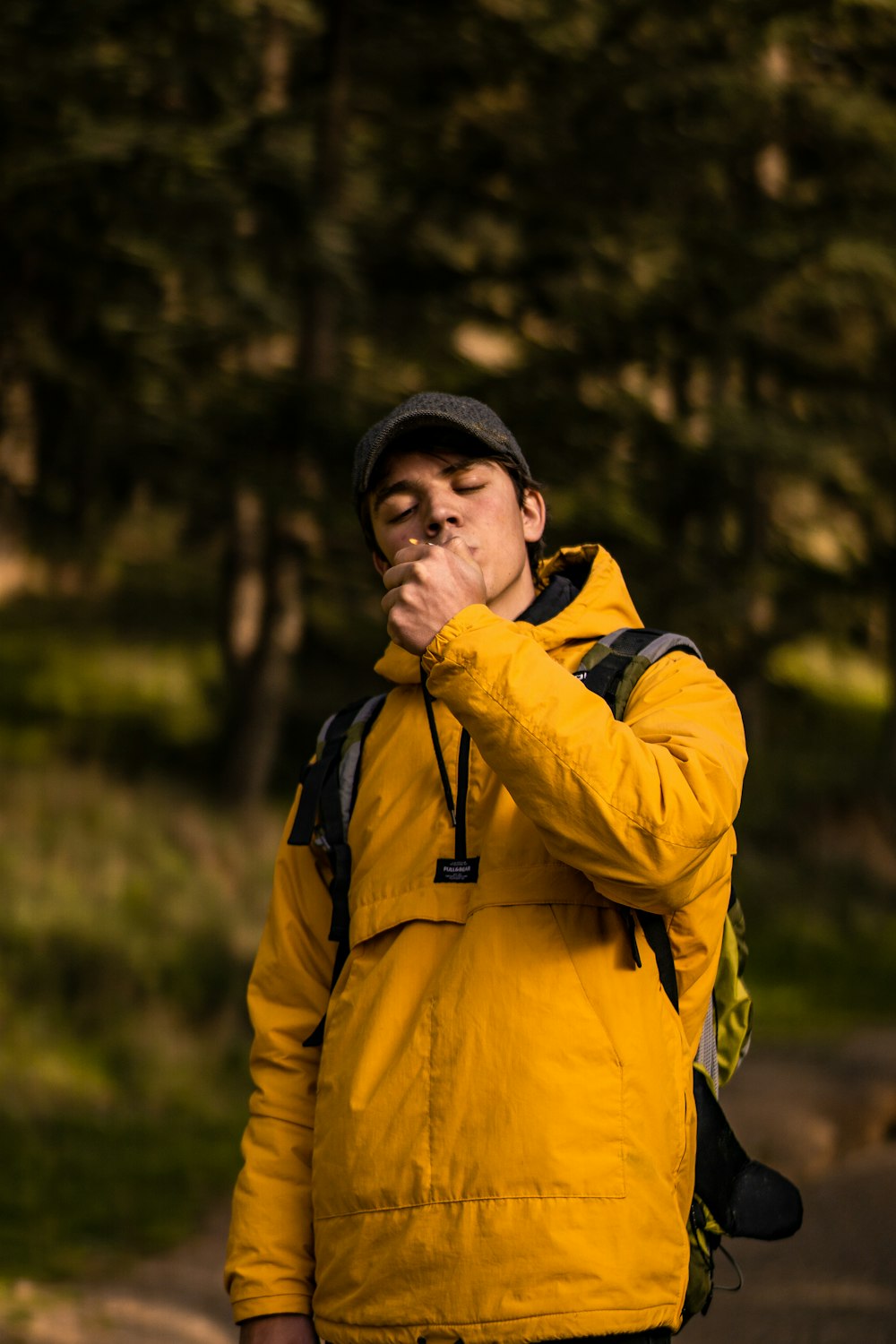 Foto Hombre con chaqueta amarilla y gorro de punto negro – Imagen Vestir  gratis en Unsplash