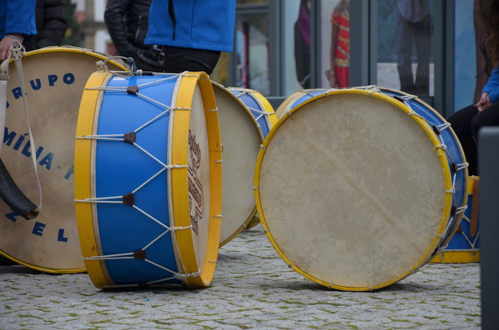 braune und weiße Trommel auf weißem Sand tagsüber