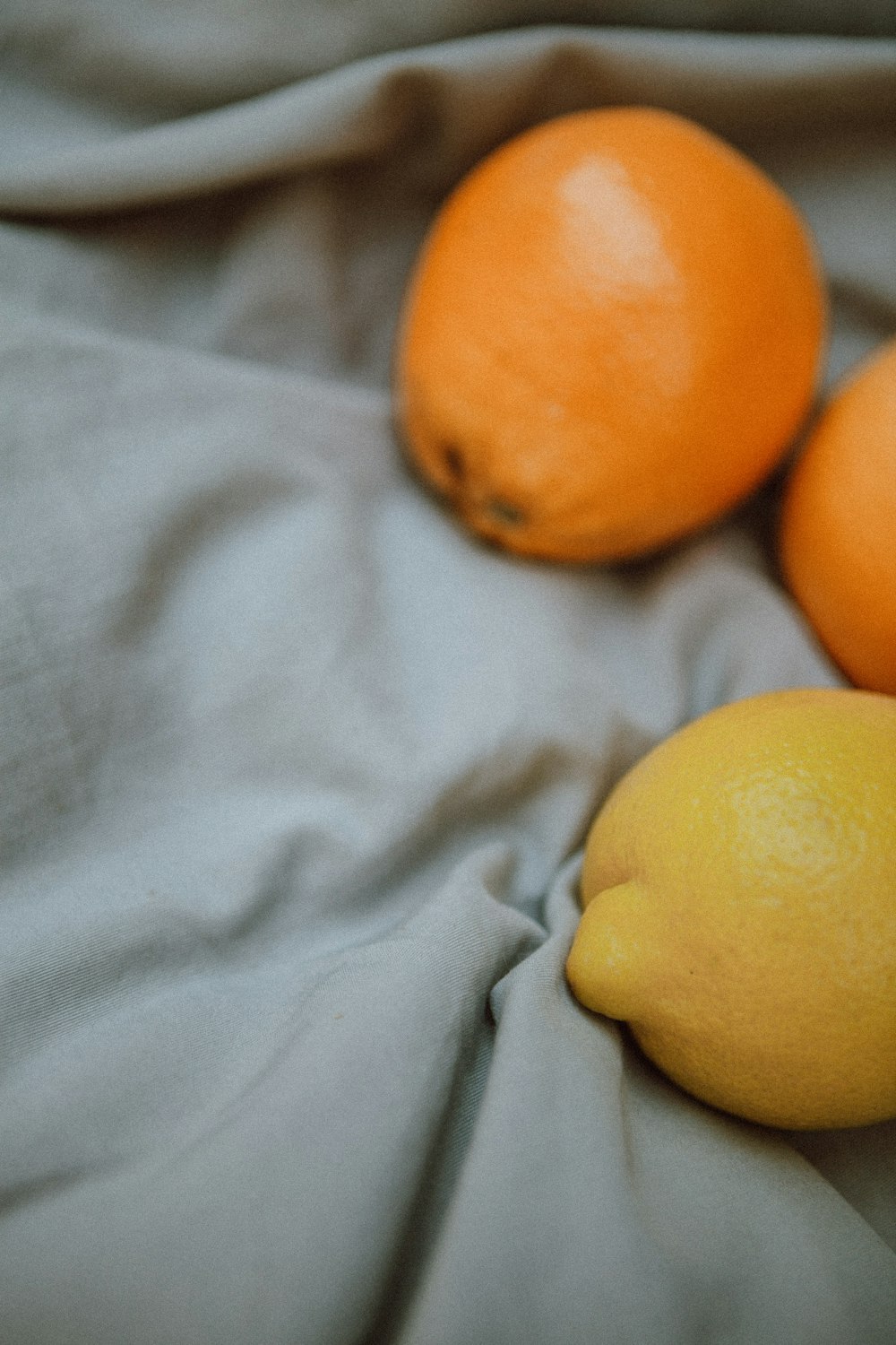 Gelbe Zitrusfrüchte auf weißem Textil