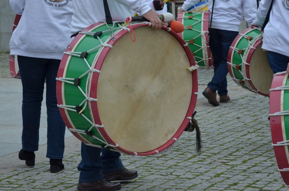 Menschen, die tagsüber auf der Straße trommeln