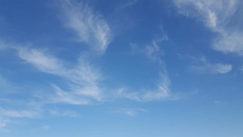 ciel bleu et nuages blancs