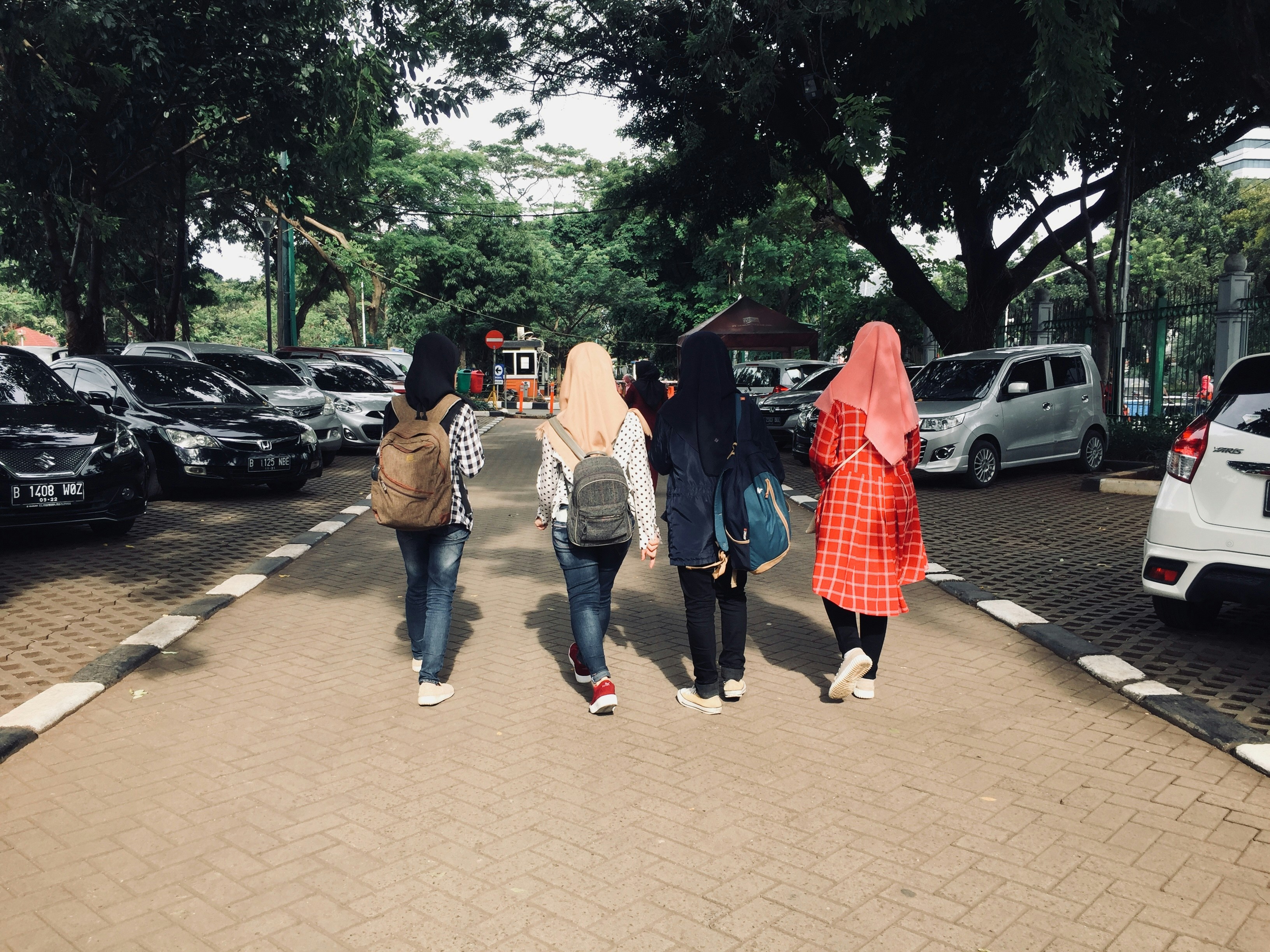 Orang yang berjalan di trotoar pada siang hari