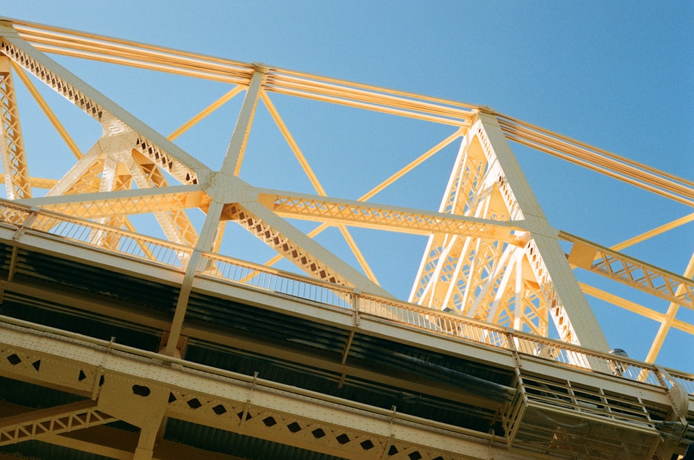 Pont métallique blanc sous ciel bleu pendant la journée