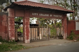 The college building with a welcoming entrance sign in Kahatagasdigiliya city.