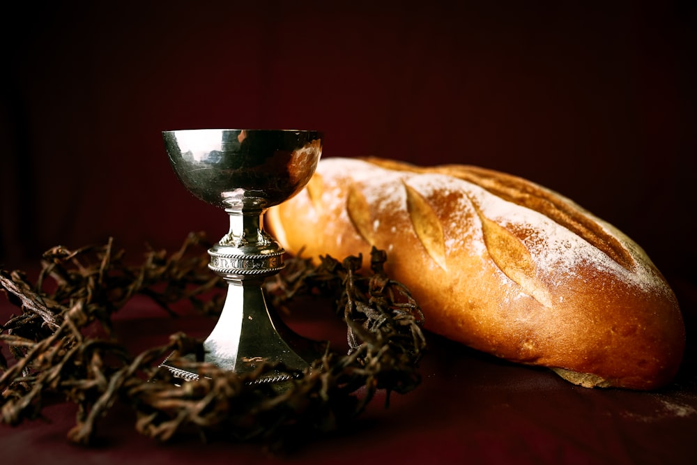 パンの横の銀のスタンドの上のパン