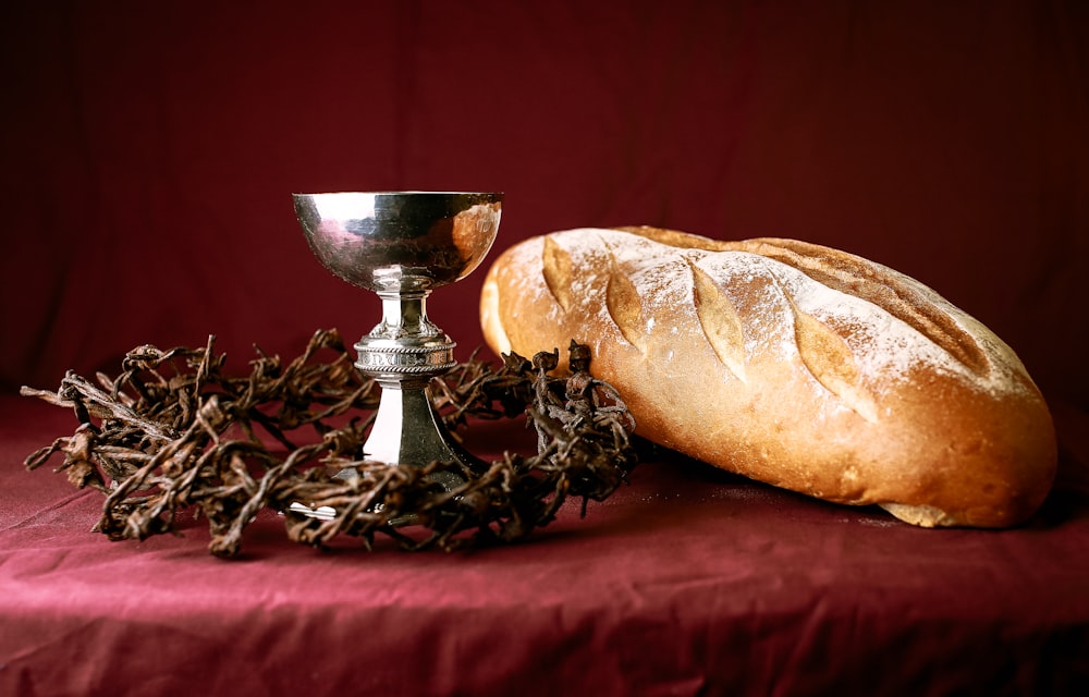 Brot auf schwarzem Metallständer