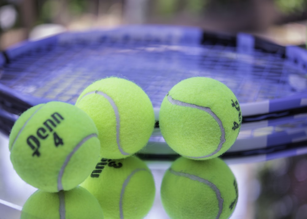 pallina da tennis verde su rete blu e bianca