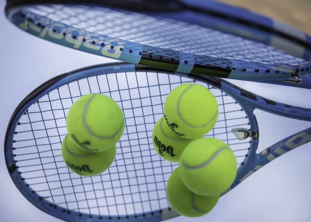 Pelota de tenis verde en la red blanca