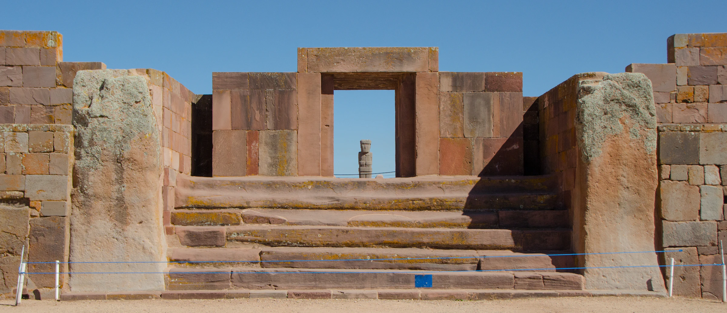 Tiwanaku Bolivia — Puerta del Sol y ruinas preincaicas Patrimonio UNESCO en el altiplano boliviano a 3.840m