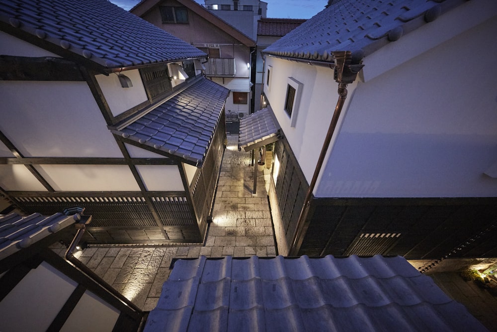 Bâtiment en béton blanc et noir