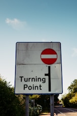Rødt og hvidt trafikskilt, som markerer indkørsel forbudt og skriften Turning Point.