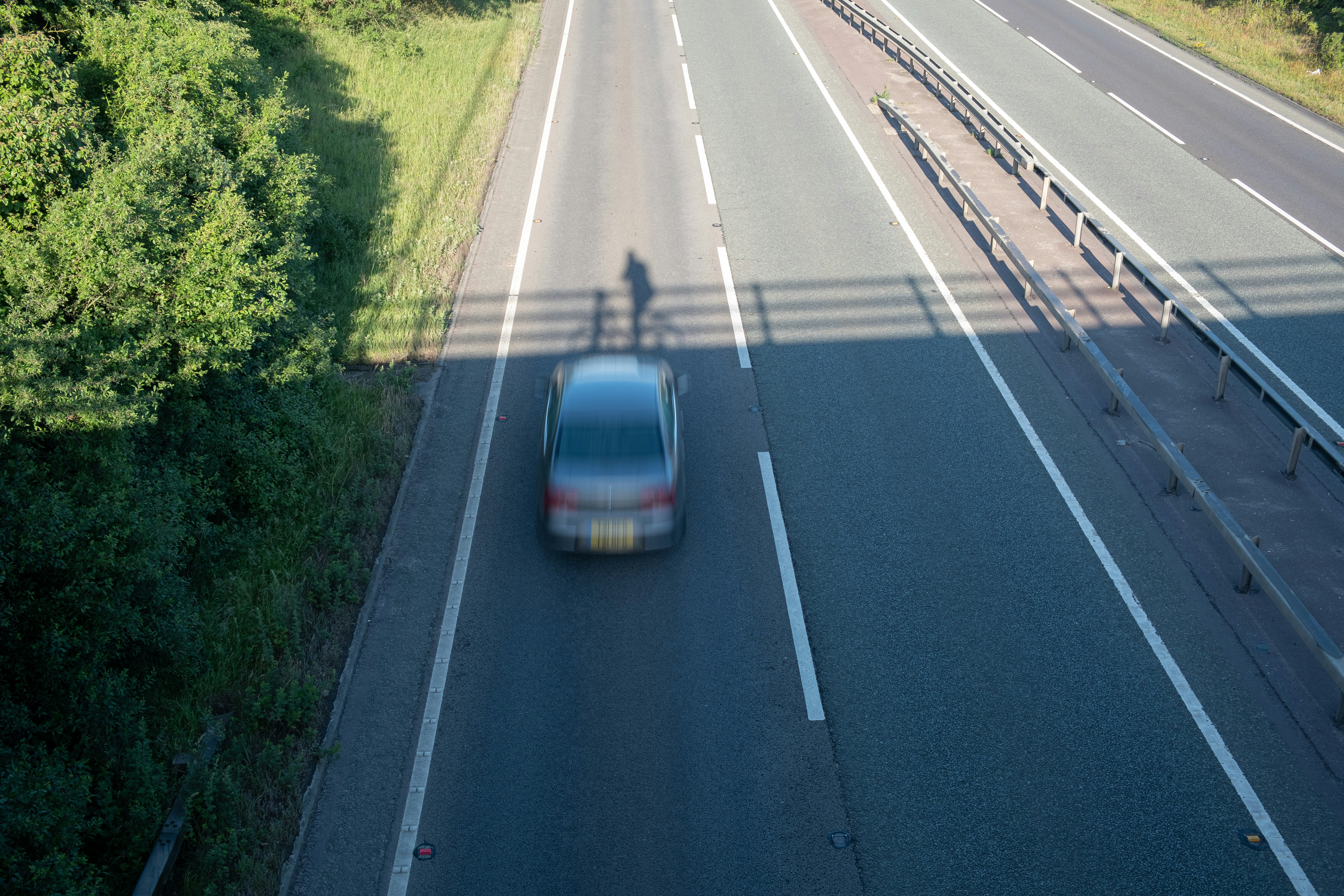 rotes Auto tagsüber auf der Straße