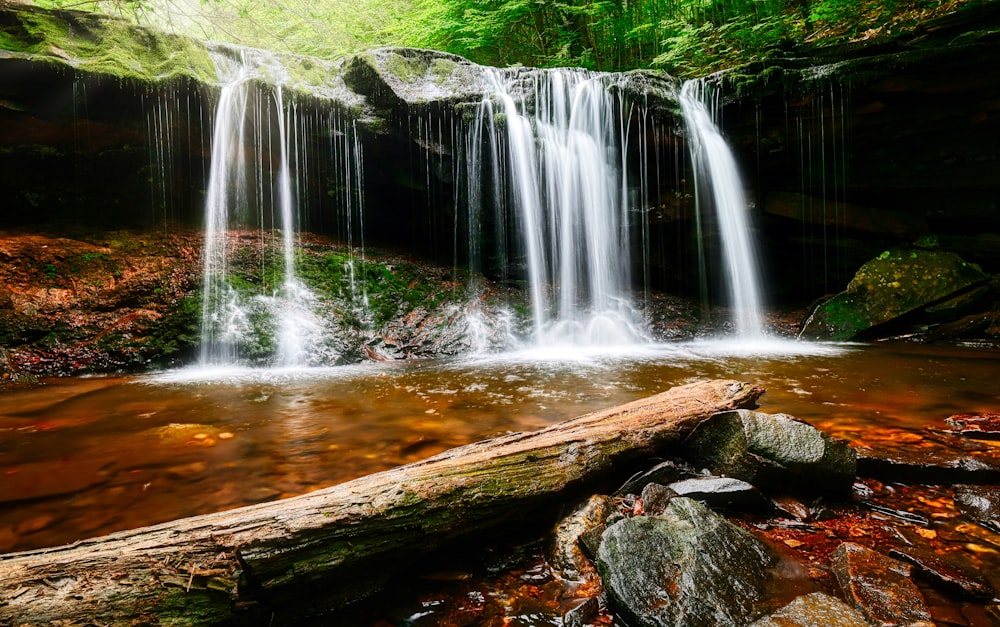 El agua cae sobre la roca marrón