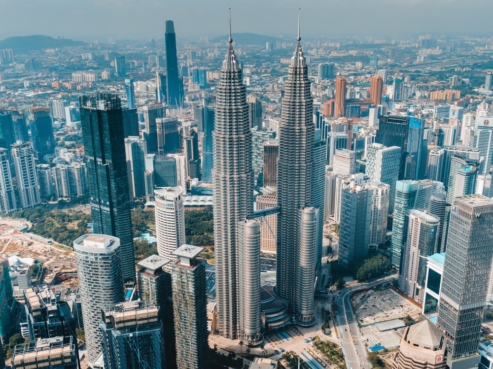 vista aérea dos edifícios da cidade durante o dia