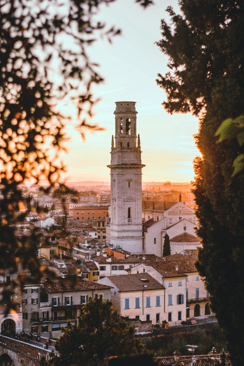 Edificio de hormigón blanco y marrón durante la puesta del sol