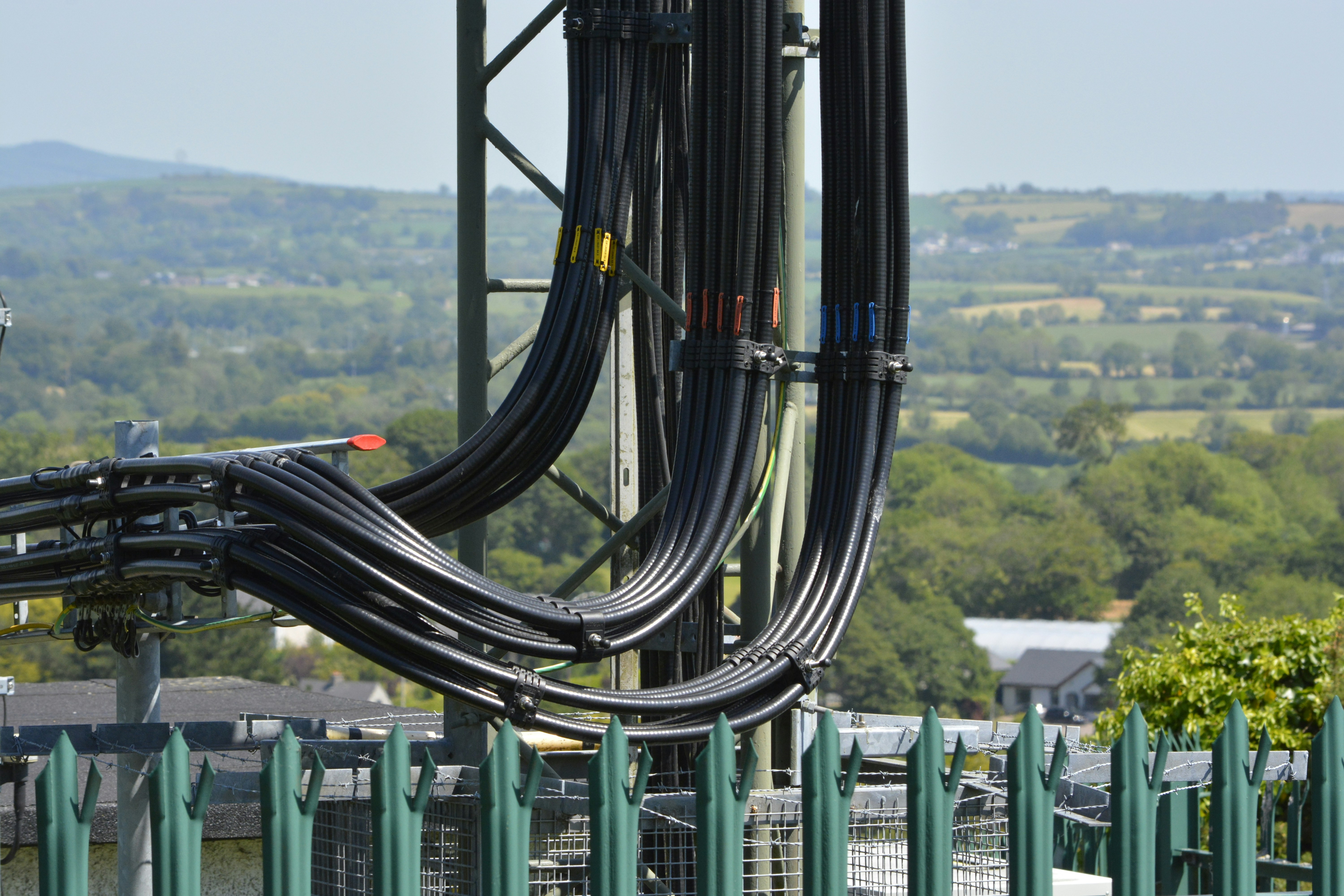 Marco de metal negro cerca del edificio verde y blanco durante el día