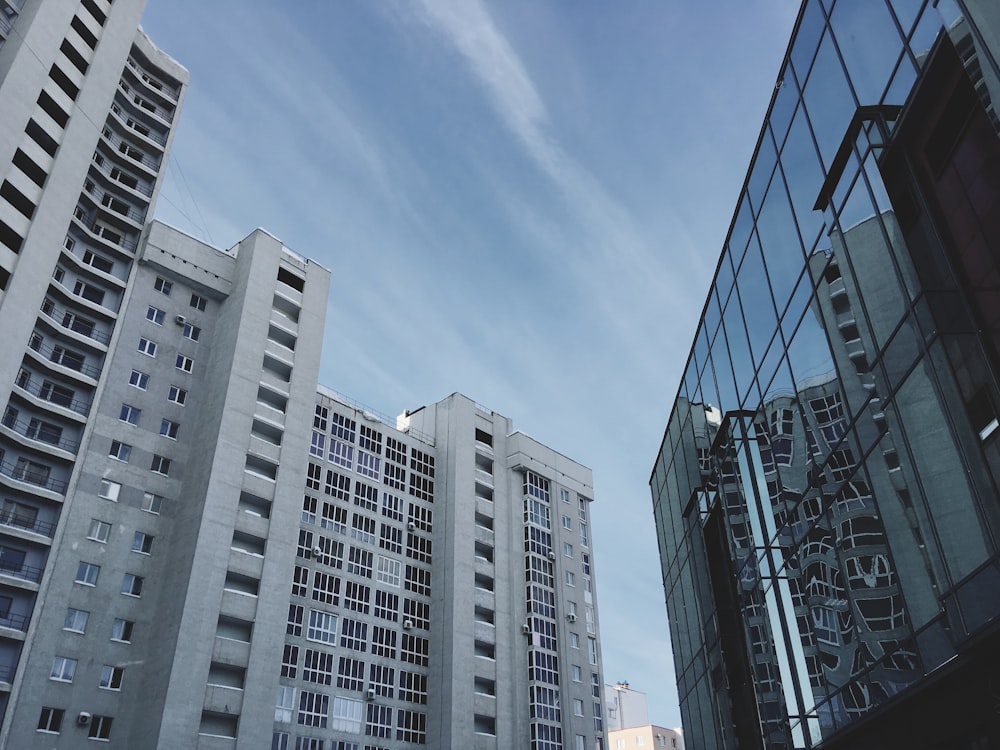 Weißes Betongebäude unter blauem Himmel tagsüber