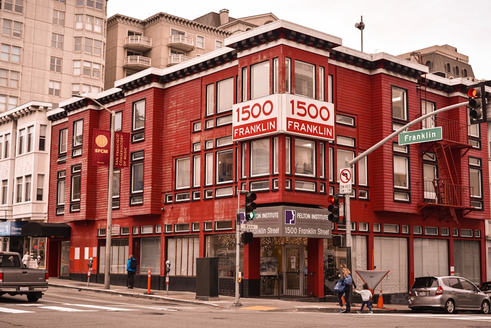 낮 동안 빨간색과 흰색 콘크리트 건물
