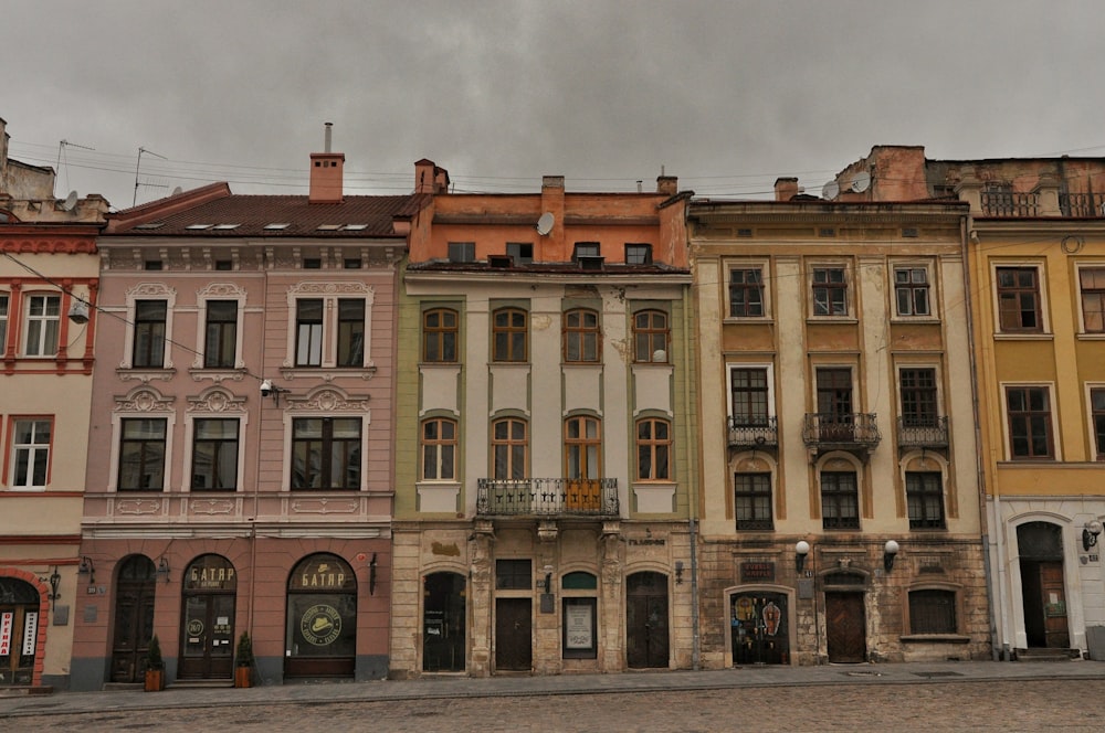 Braunes und weißes Betongebäude unter weißen Wolken tagsüber