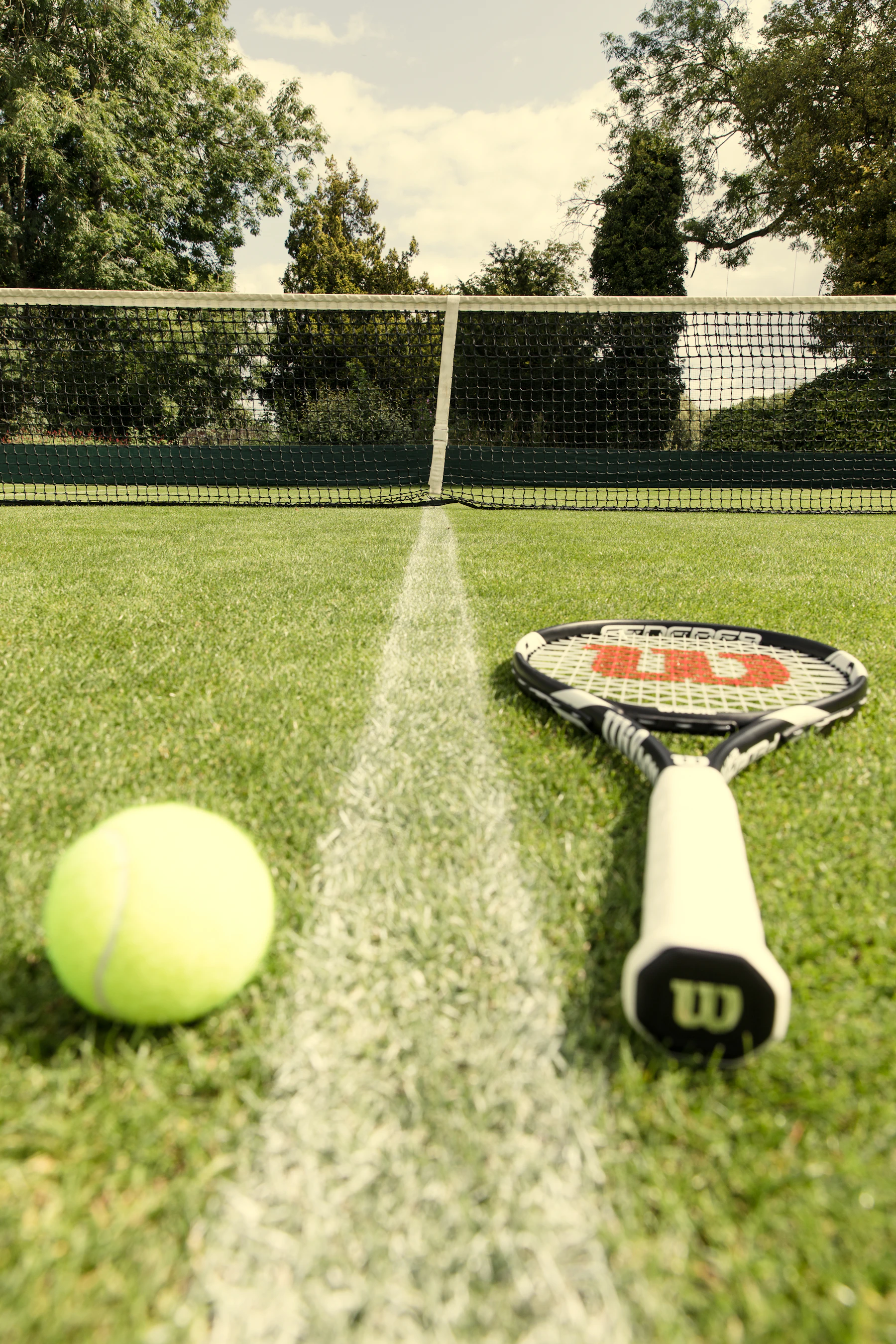 Raquette et balle de tennis sur un court extérieur
