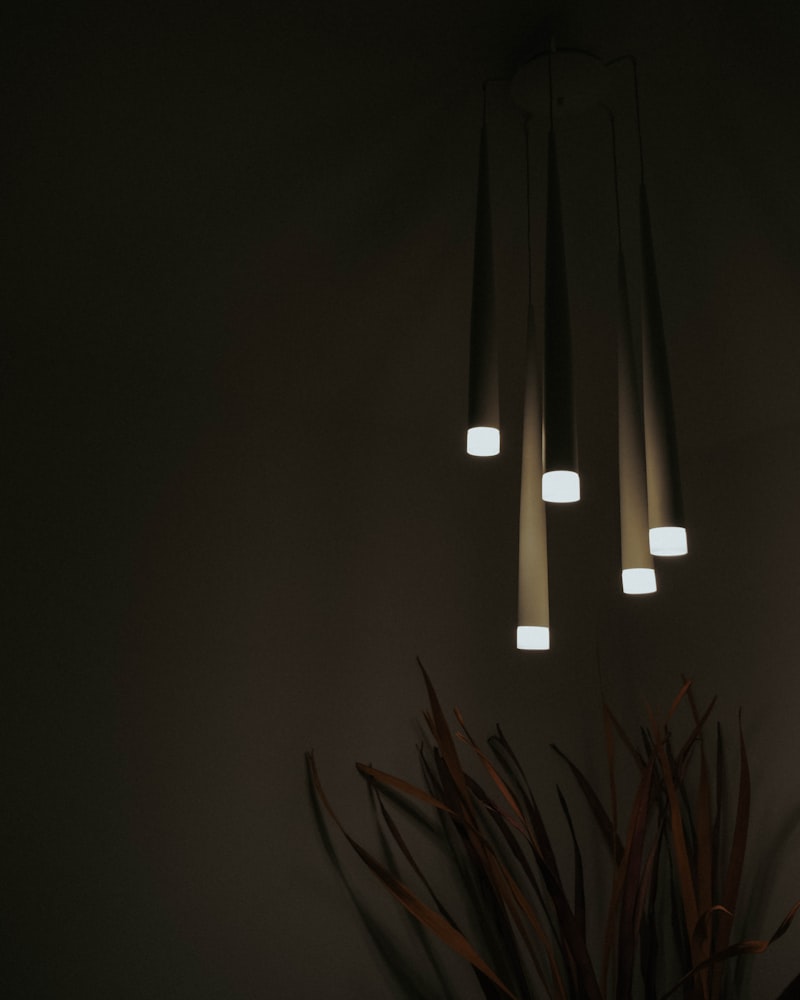 Lampadina accesa in un ambiente minimale