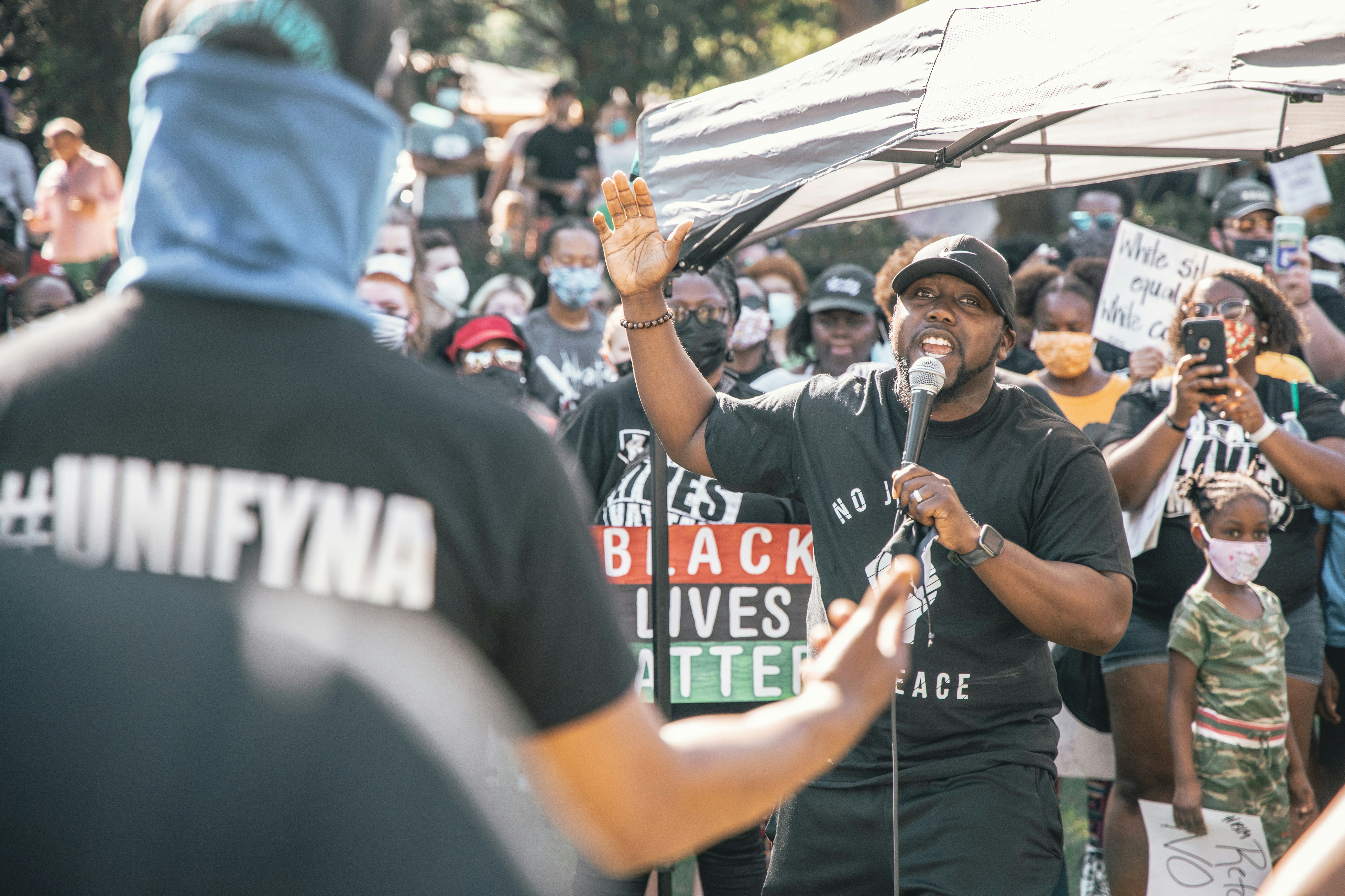 Human faces speak to us in a way that language cannot. Everyone recognize a smile, a frown, tears. Unsplash has the finest selection of people images on the web: high-def and curated for quality. Family, friends, men, women, Unsplash has photos for all.