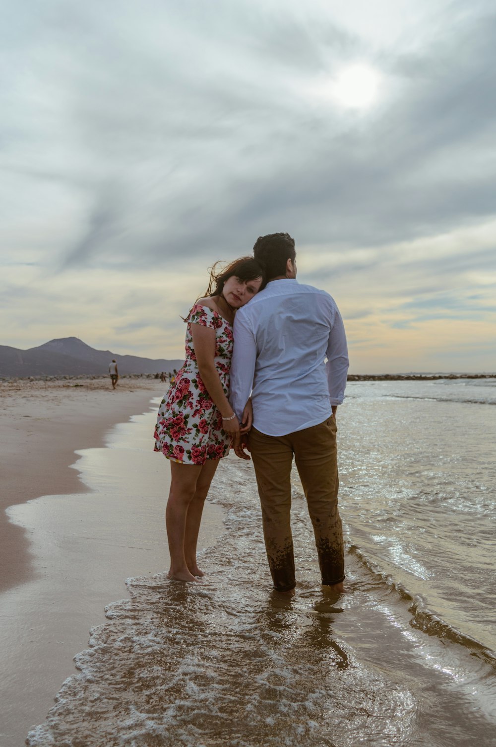 Mann und Frau stehen tagsüber am Strand